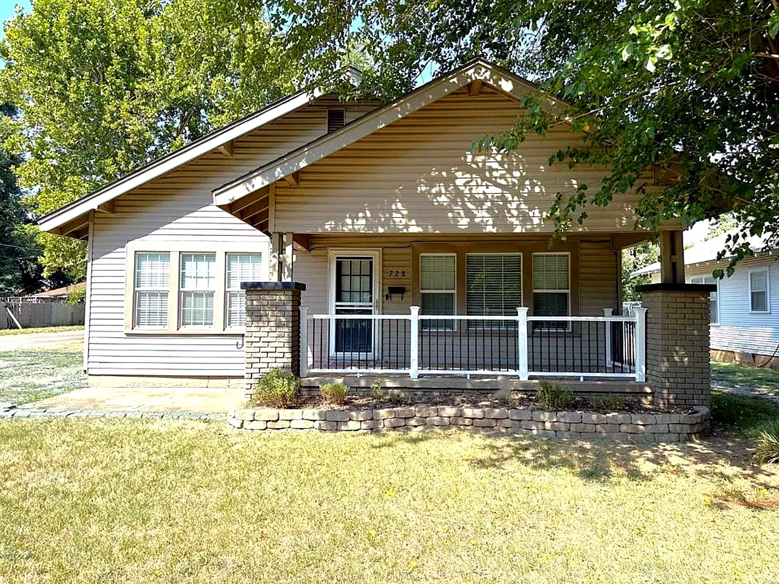 728 S 17th St, Chickasha, OK 73018 — Photo 1