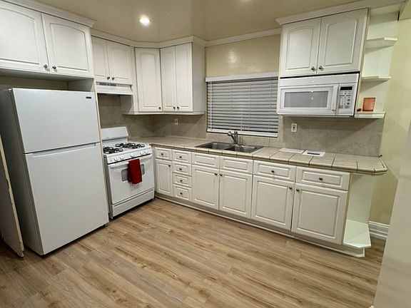 4th image of 1098 N Raymond Ave #1098