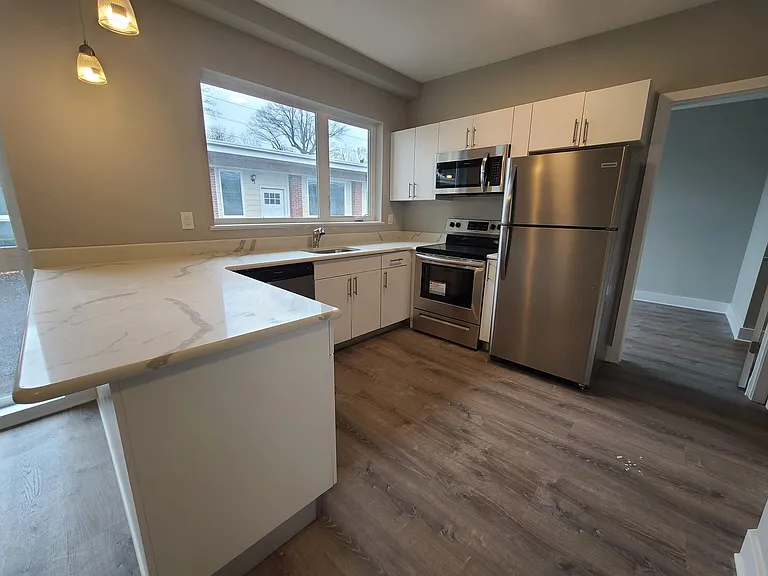 5524 Pulaski Avenue — Photo 3