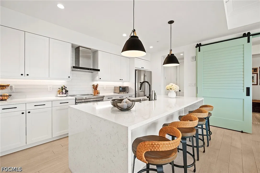 2 bed, 2.0 bath, 1569 sqft, $9,500 — Photo 2