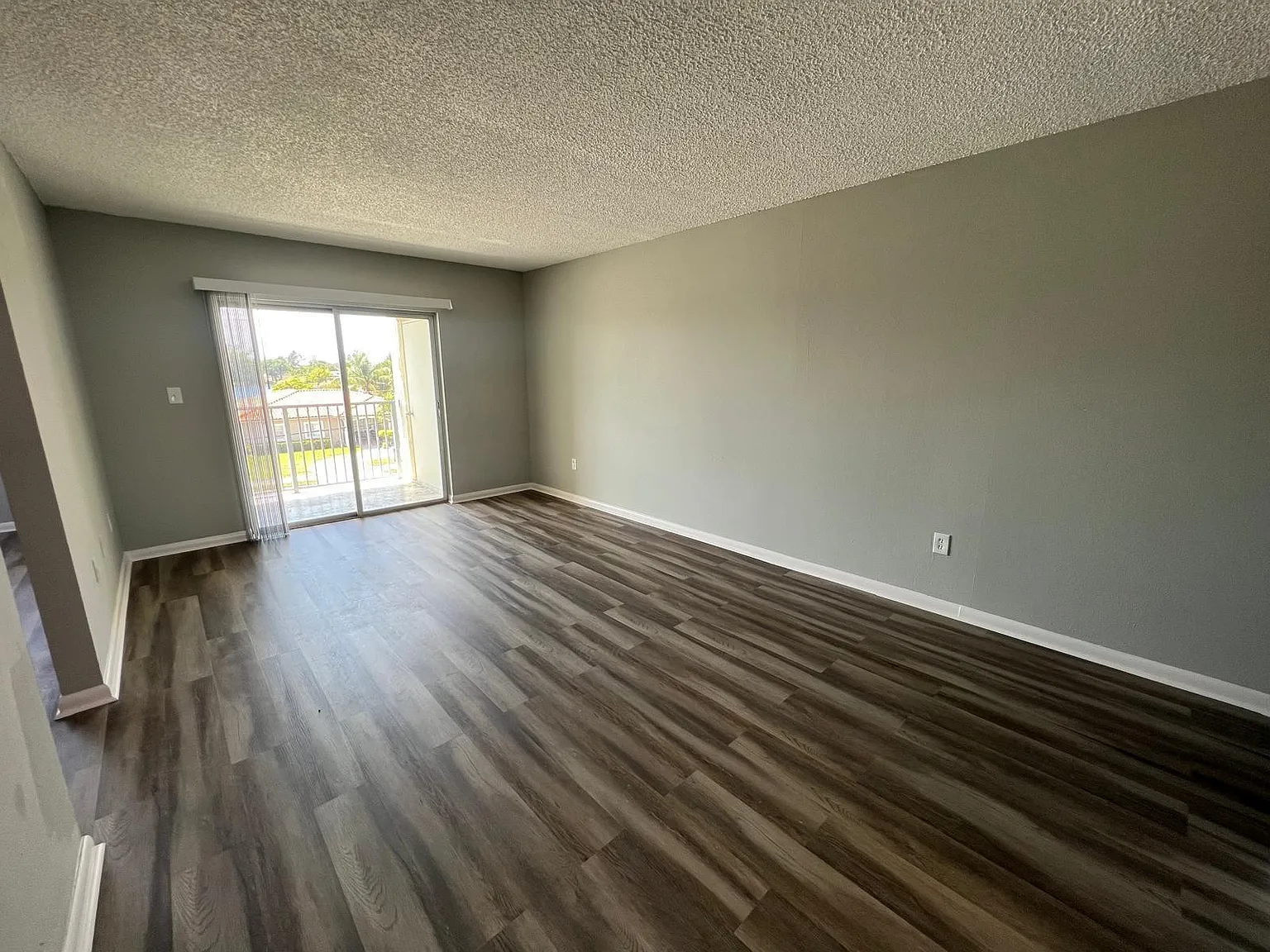 2 bed, 1.0 bath, 800 sqft, $1,899 — Photo 2