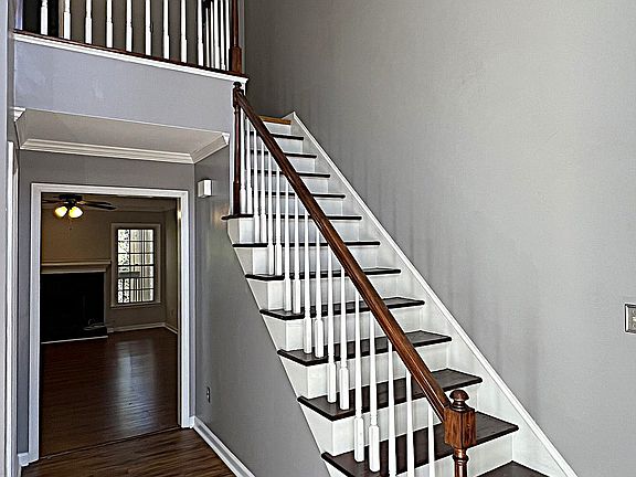 2nd image of 598 Saint James Walk SE