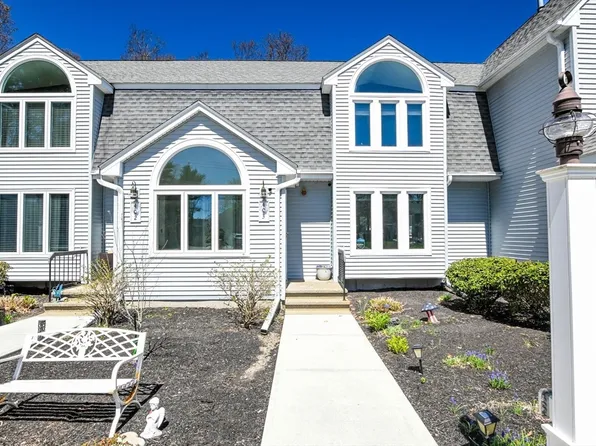 35 Pilgrim Village Rd APT 403, Taunton, MA 02780