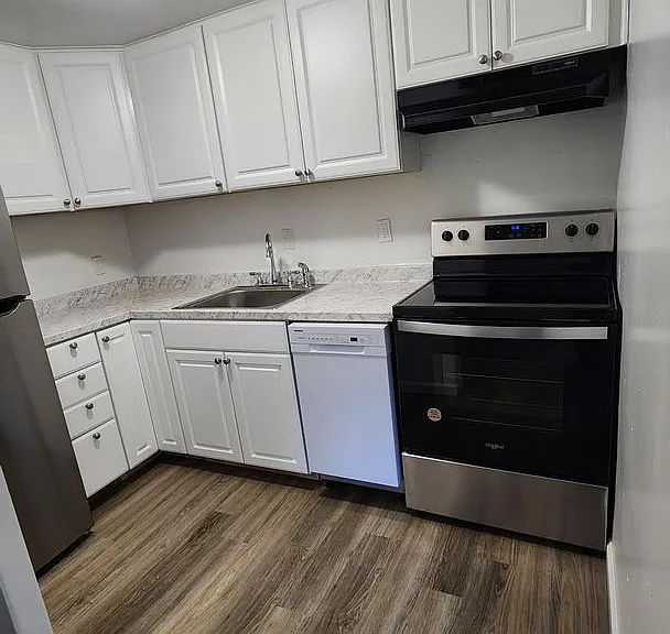 Country Club Apartments — Photo 17