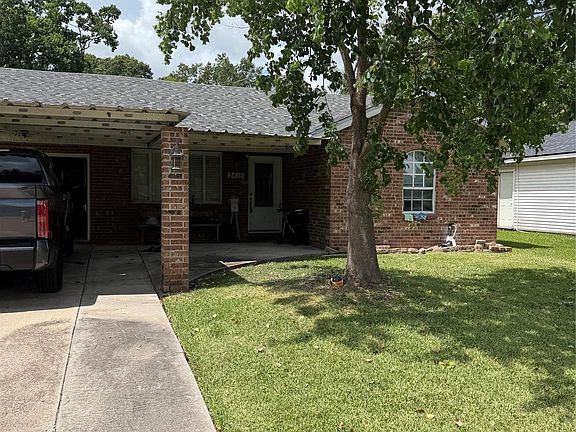2nd image of 2415 Huntington Dr