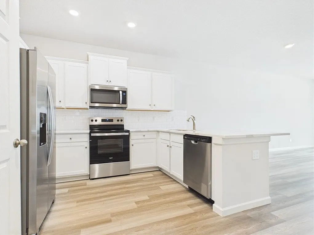 3 bed, 2.0 bath, 1517 sqft, $2,300 — Photo 3