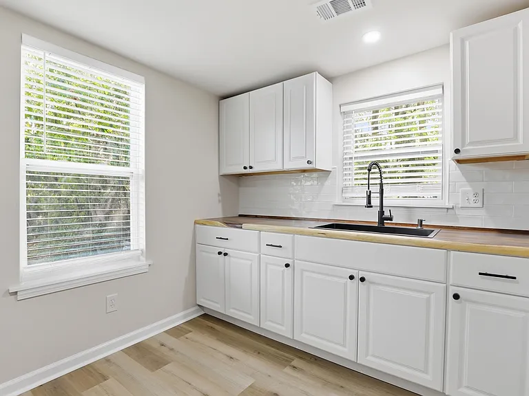 1009 W 52nd St — Photo 27