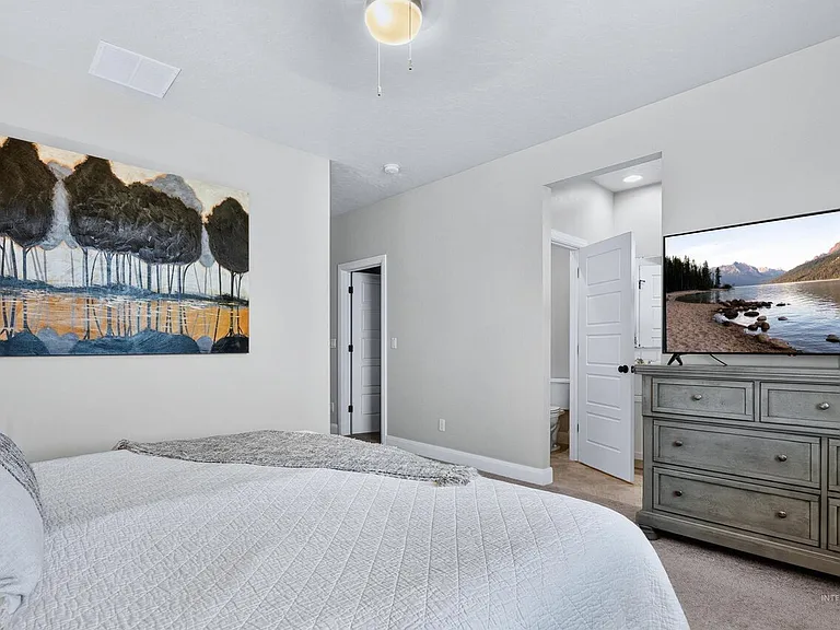 3829 E Huntly St — Photo 15