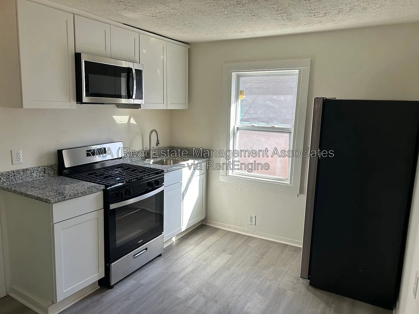 2 bed, 1.0 bath, 868 sqft, $1,050 — Photo 2
