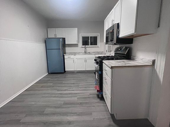 Spacious Eat in kitchen