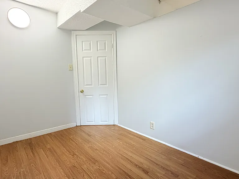 1441 Wyandotte St E #14 — Photo 9