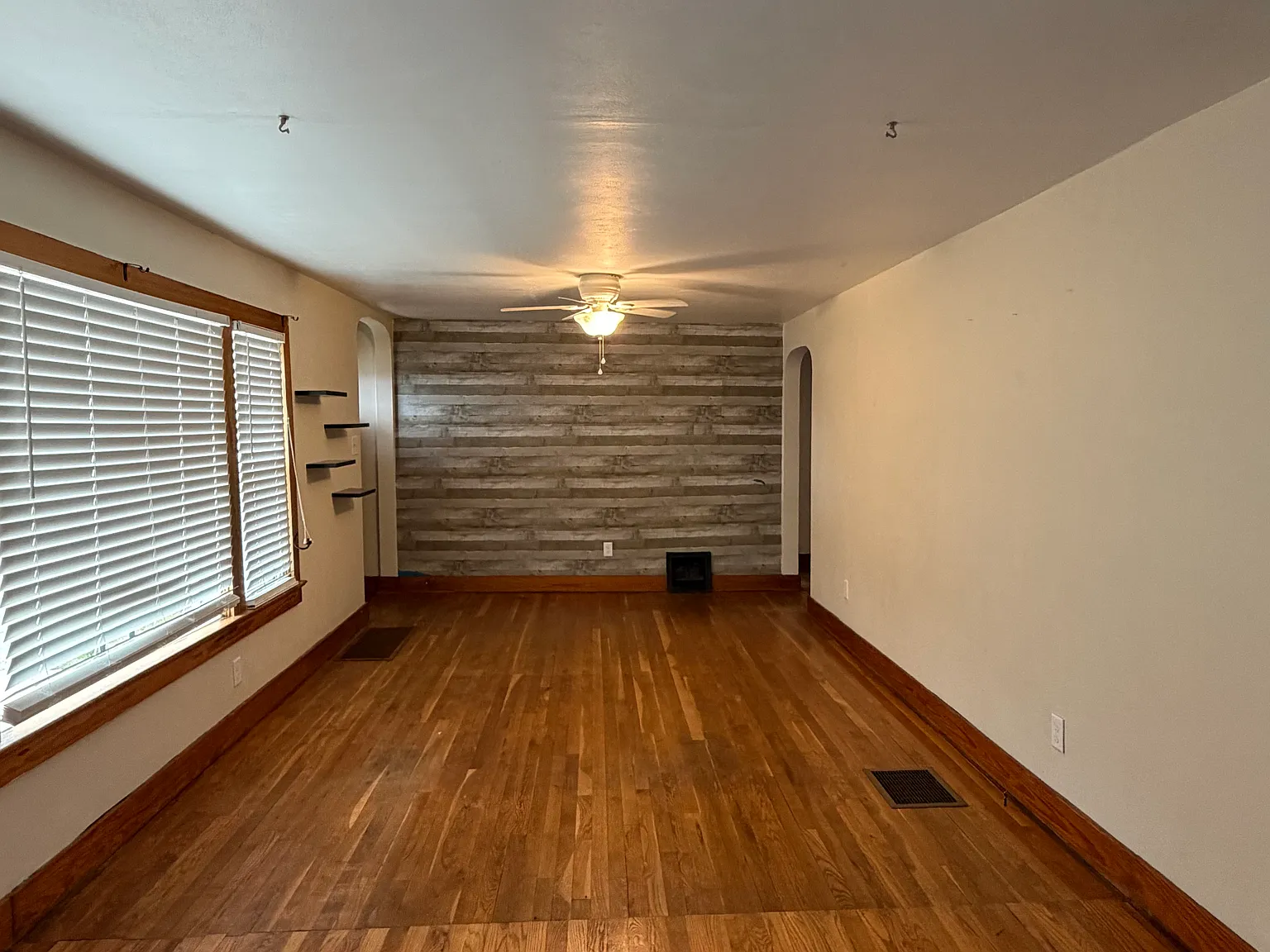 3 bed, 1.5 bath, 1388 sqft, $1,300 — Photo 2