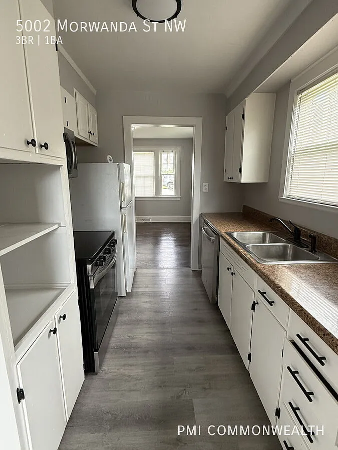 3 Bed / 1 Bath Single Family (Available Now) — Photo 4