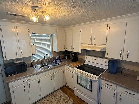 4th image of 2526 Lester Rd