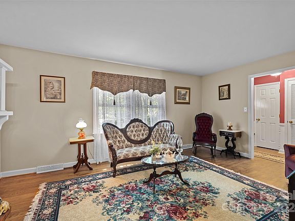 5th image of 5211 Glenbrier Dr