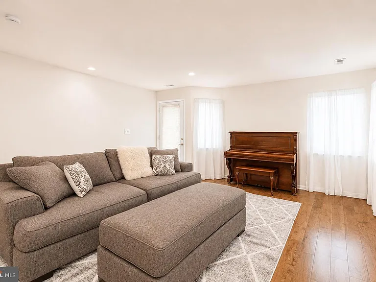 4 Regency Ct — Photo 20