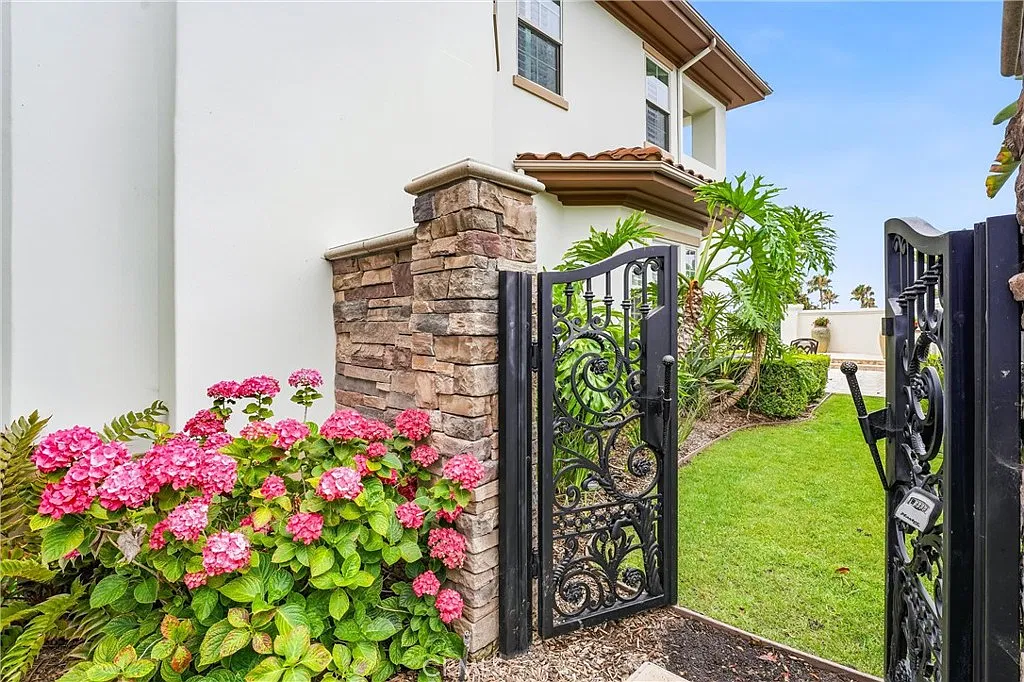 4 bed, 4.5 bath, 4440 sqft, $16,000 — Photo 3