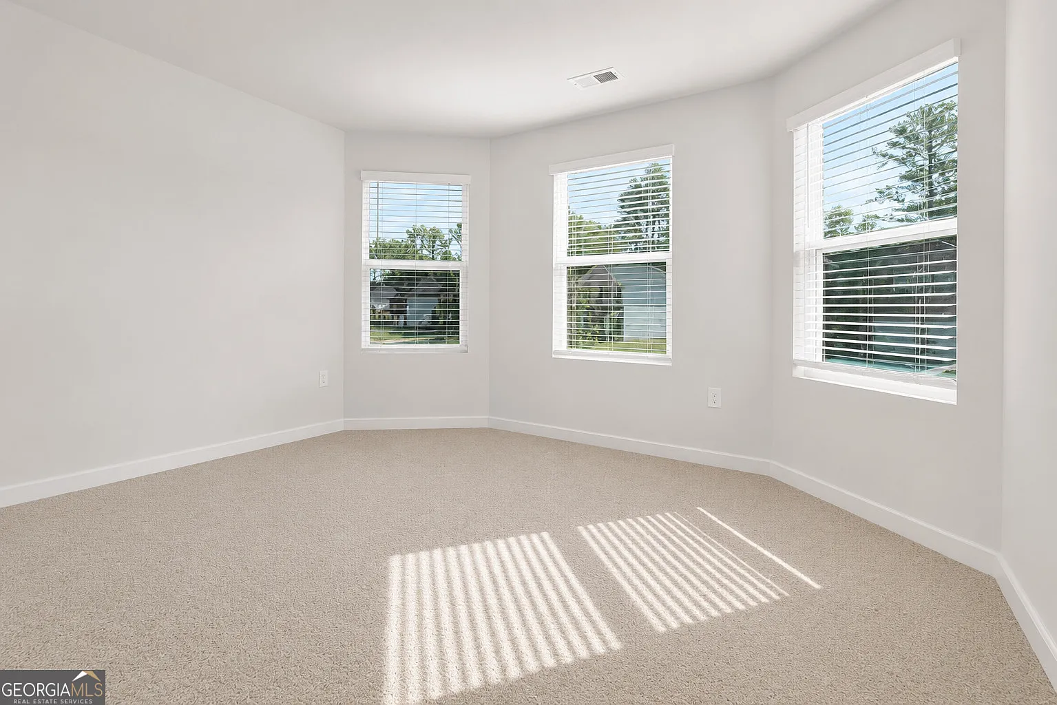 5 bed, 3.0 bath, 2392 sqft, $3,150 — Photo 3