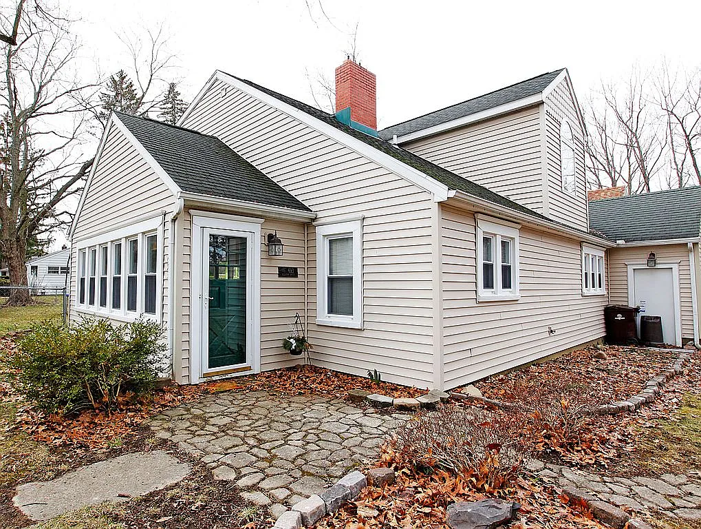 693 Allison Dr photo 1