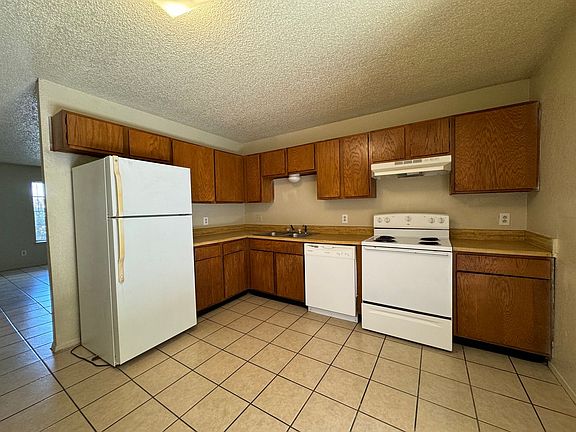 4th image of 2010 Cedarhill Dr APT D