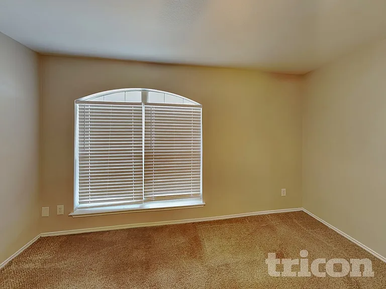 1584 Sandhurst Dr — Photo 14