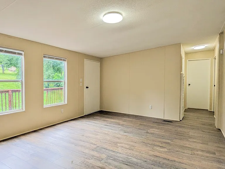 99 Center Grove Dr — Photo 11