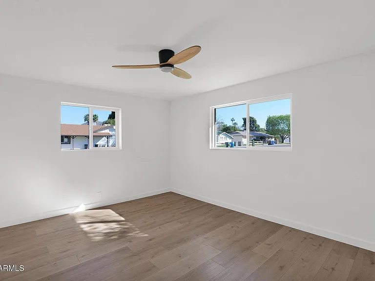 501 W Seldon Ln — Photo 32