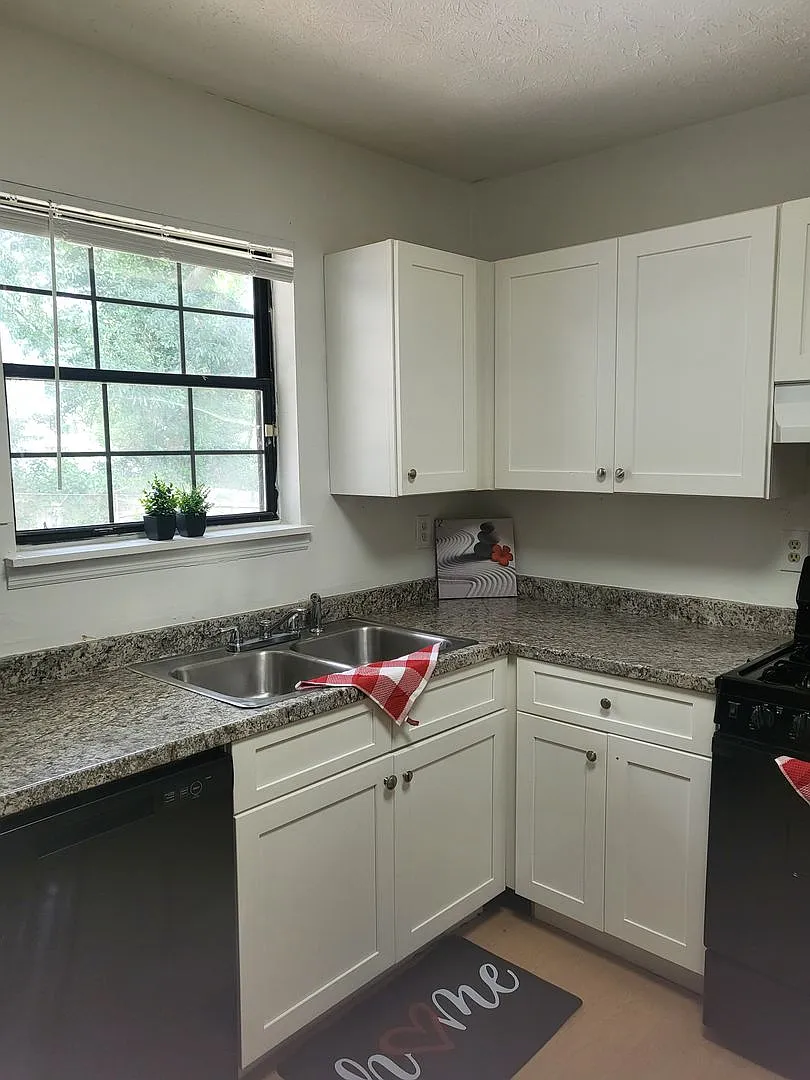 Desirable Home in Decatur - In a Culdesac - Quiet Neighborhood — Photo 3
