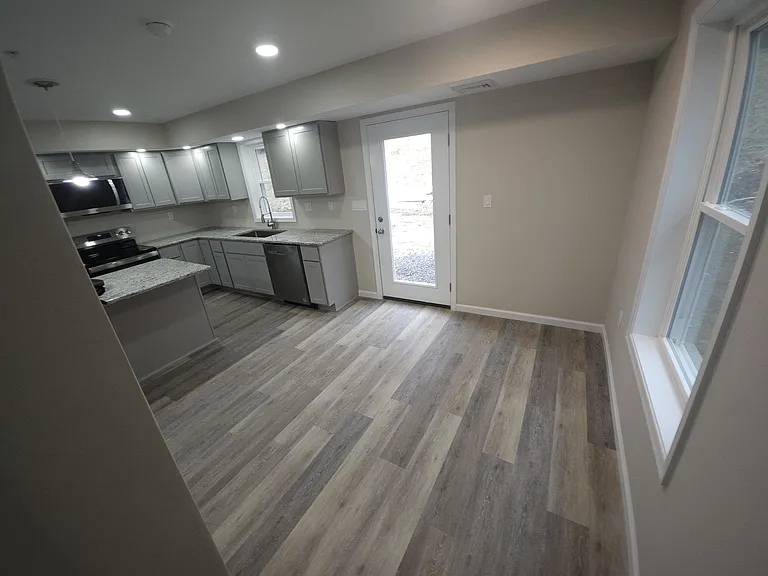 1068 Lakeland Dr — Photo 10