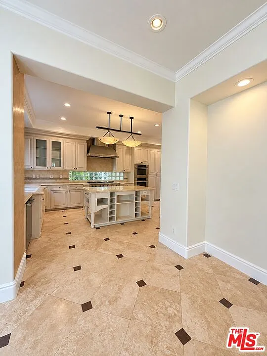 5 bed, 5.0 bath, 4583 sqft, $20,000 — Photo 4