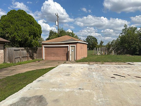 2nd image of 15111 Ridingwood Dr