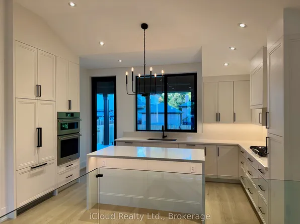 201 Troy St, Mississauga, ON L5G 1S9