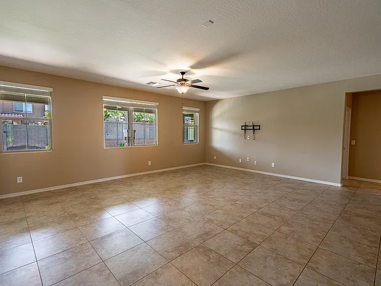 18445 W Saguaro Ln — Photo 7