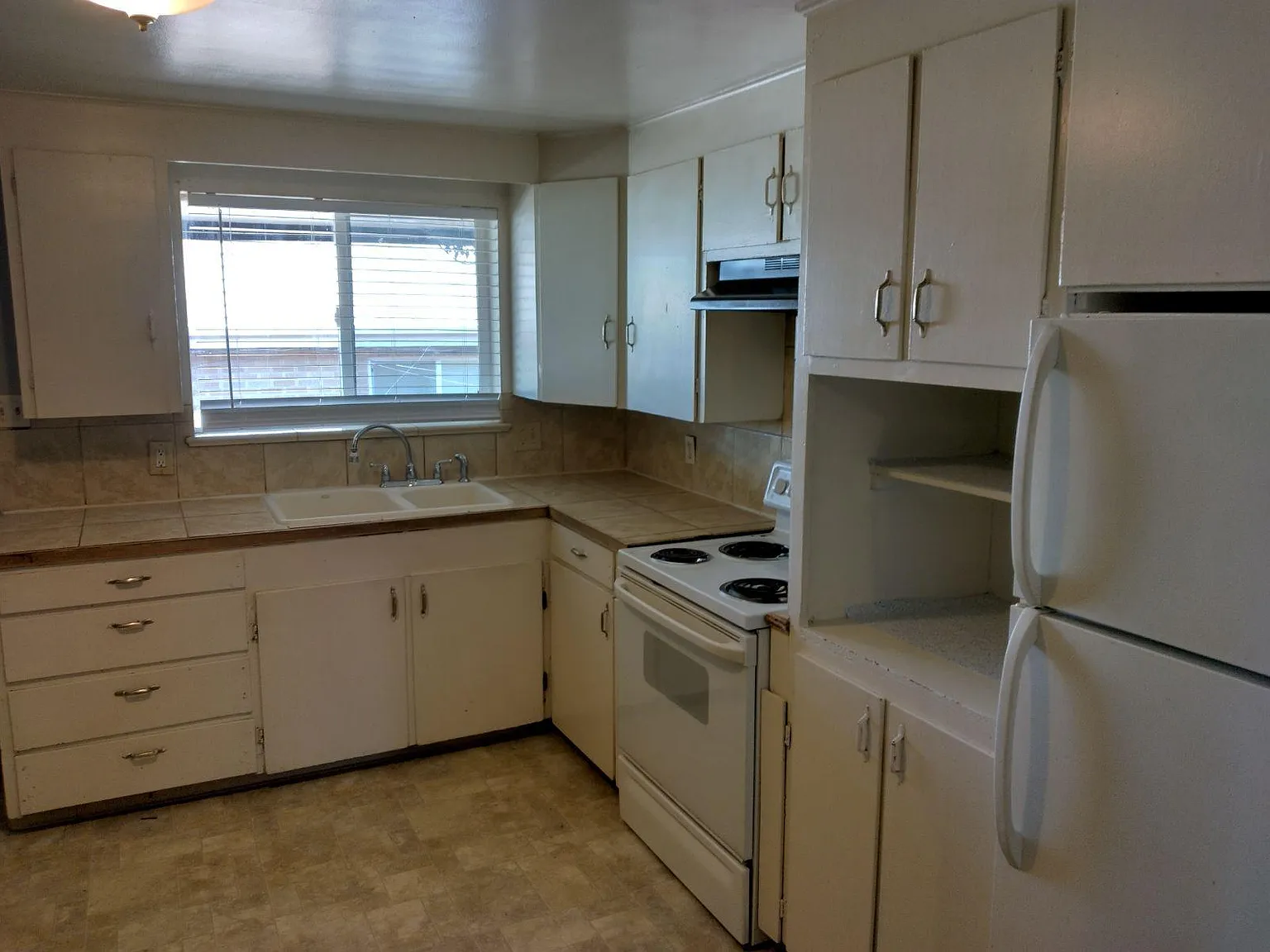 3 bed, 1000 sqft, $1,995 — Photo 2