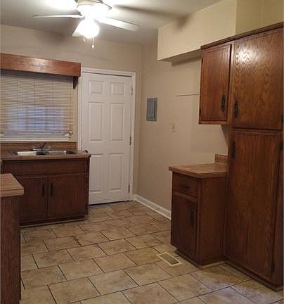 3rd image of 1710 W Whitney Ave