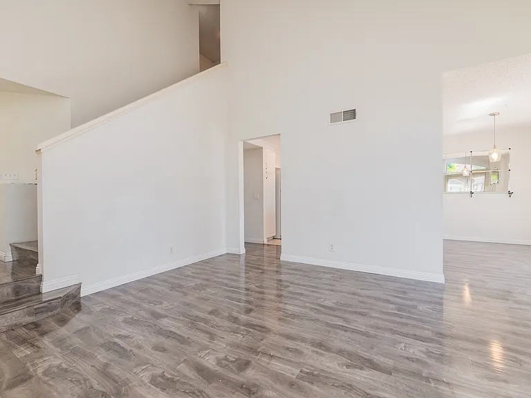 333 Stanford Ct — Photo 3