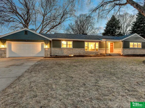 8757 Shamrock Rd, Omaha, NE 68114