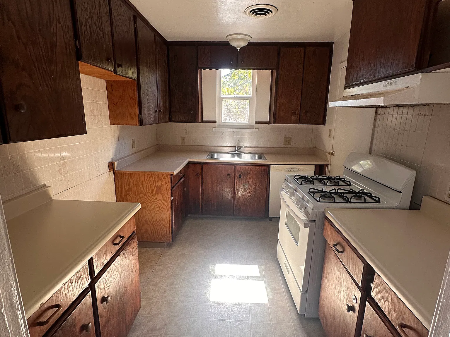 3 bed, 950 sqft, $1,750 — Photo 2