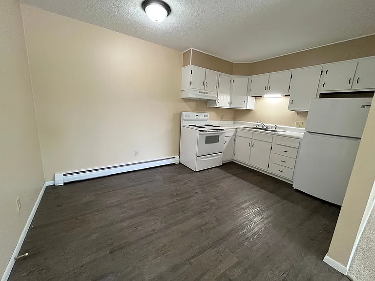 235 W 1st St — Photo 5