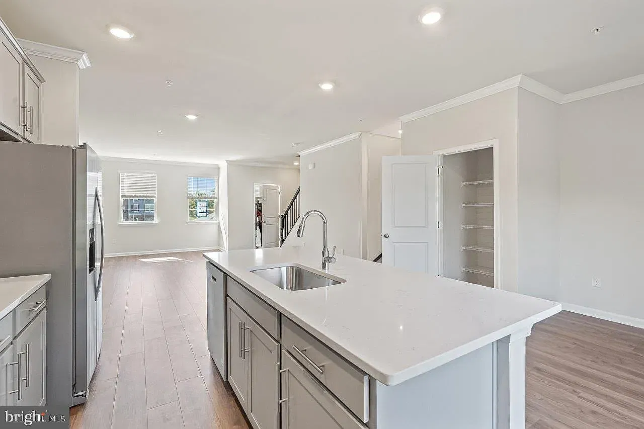 4 bed, 3.5 bath, 1969 sqft, $3,195 — Photo 3
