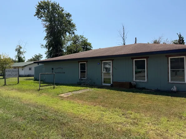 930 Maple St, Chetopa, KS 67336