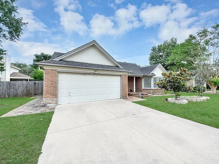 4922 E Laureldale Dr — Photo 2