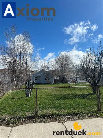 3 bedroom 1 bathroom home with large fenced yard! — Photo 4