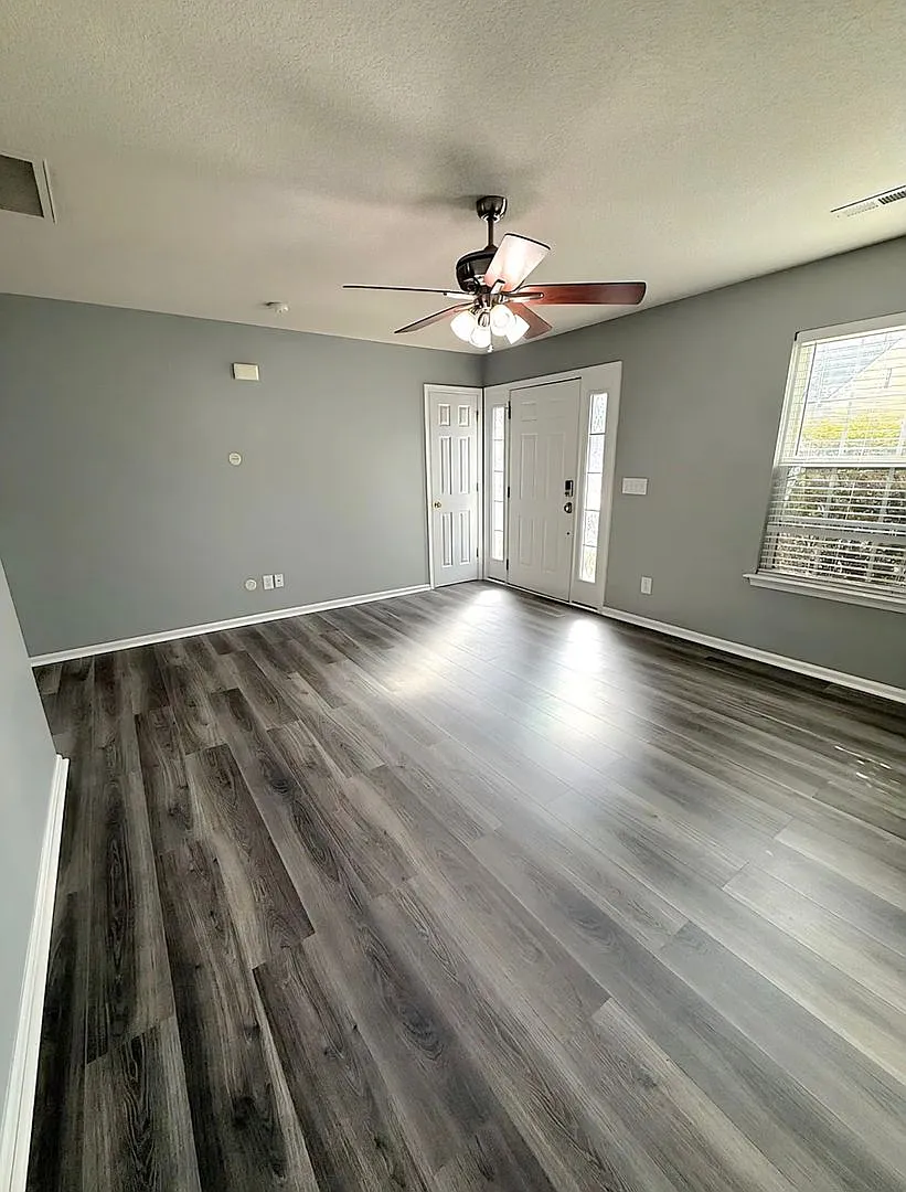 Move-in ready Townhouse in New Town are in Williamsburg! — Photo 2