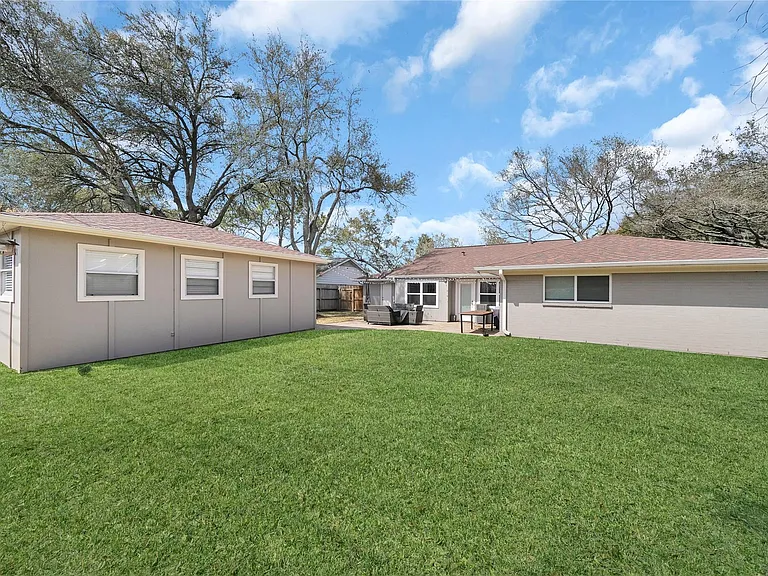 143 Bluebonnet St — Photo 35