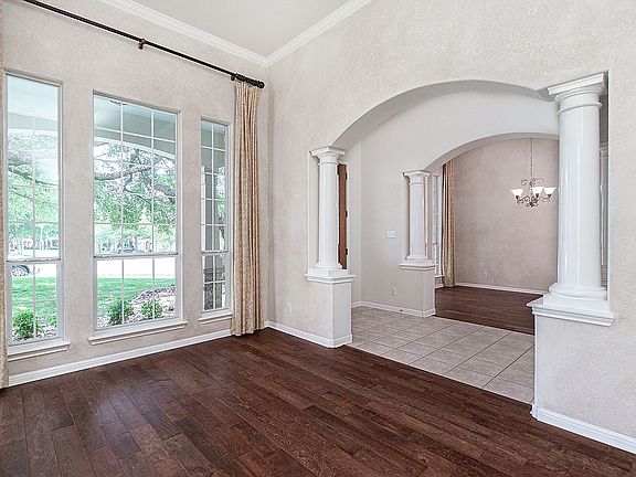 5th image of 2405 Melville Ln