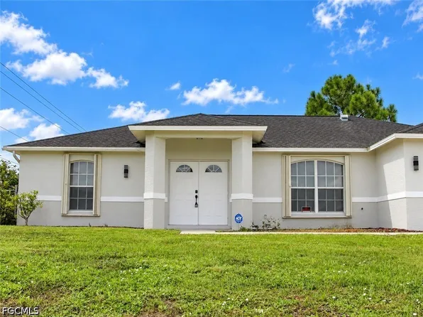 530 Peerless Cir, Lehigh Acres, FL 33974