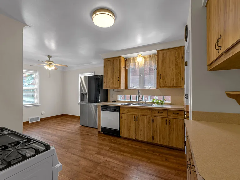 3020 Syracuse St — Photo 11