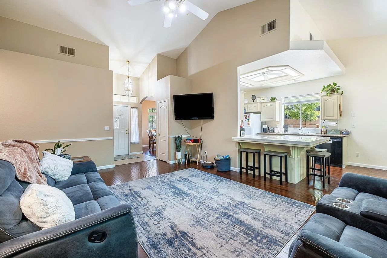 3 bed, 1868 sqft, $2,950 — Photo 3