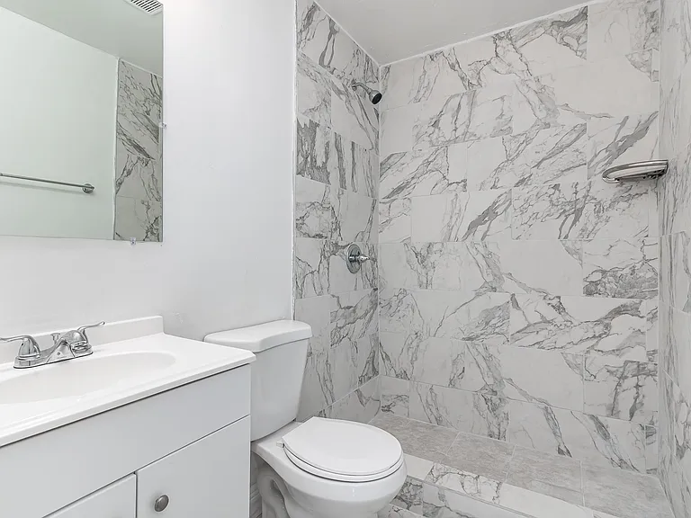 233 SW 21st St — Photo 10